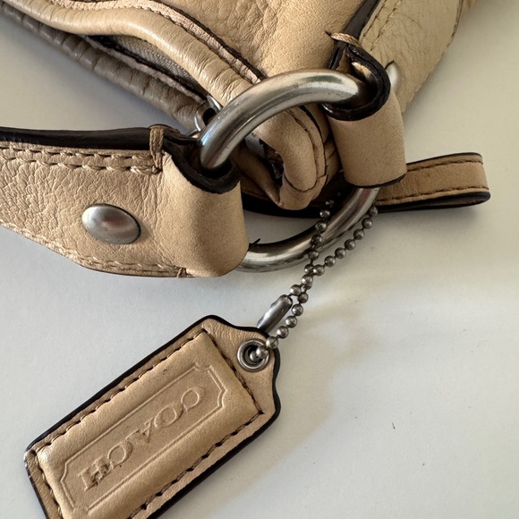 COACH tan pebbled leather hobo-style shoulder bag - Picture 8 of 9